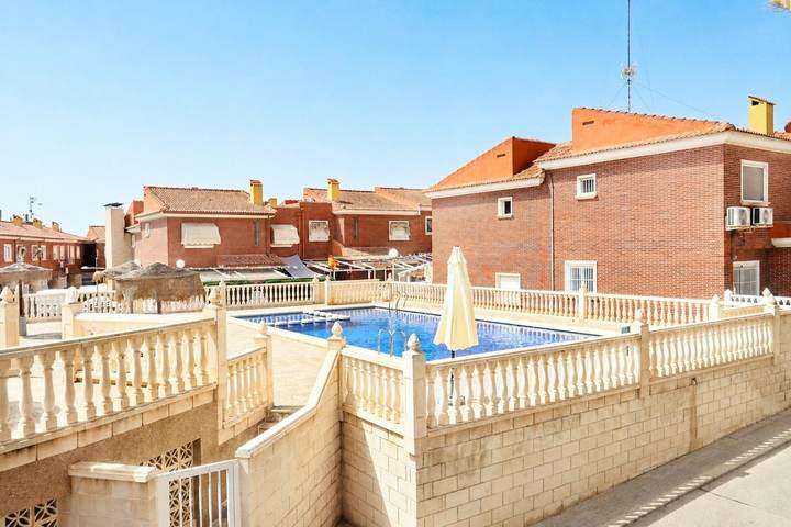 Maisons mitoyennes avec piscine commune